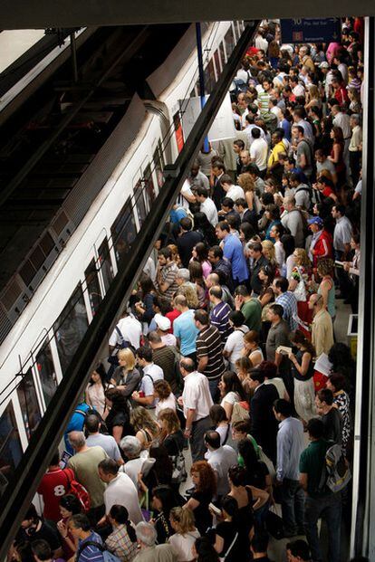 Una gran acumulación de personas esperan en el andén, intentando entrar en un convoy del Metro, en una jornada en la que unos dos millones de viajeros, según Metro de Madrid, afrontan la primera de las tres jornadas de huelga convocada por los trabajadores contra el recorte salarial propuesto por el Gobierno regional.