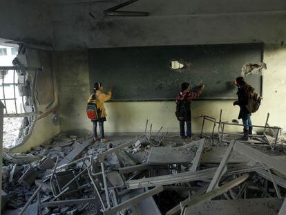 Ni&ntilde;as palestinas en su aula destrozada despu&eacute;s de los bombardeos de los &uacute;ltimos d&iacute;as sobre Gaza.