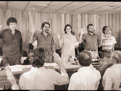 La Junta de Gobierno formada en Nicaragua tras el triunfo de la revolución sandinista en 1979. En la imagen aparecen el escritor Sergio Ramírez, Daniel Ortega, Violeta Chamorro, Alfonso Robelo y Moises Hassan.