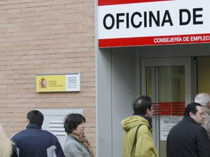 Un grupo de personas hacen cola en la entrada de una oficina de empleo de la Comunidad de Madrid. 