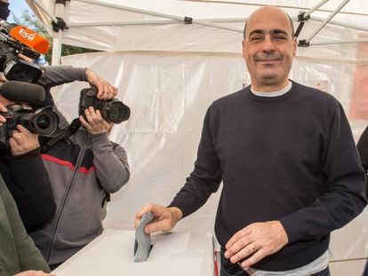 Nicola Zingaretti vota en las primarias de su partido.