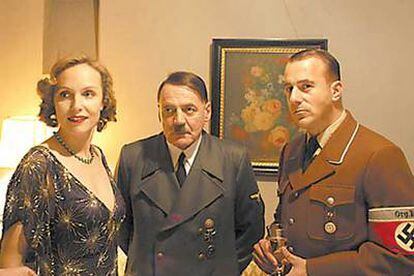 Bruno Ganz (centro), como Hitler, en la película <i>El hundimiento</i>, de Oliver Hirschbiegel.