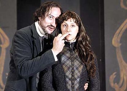 Daniel Albaladejo y Nuria Mencia, en una escena del <i>Hamlet </i>de Eduardo Vasco.