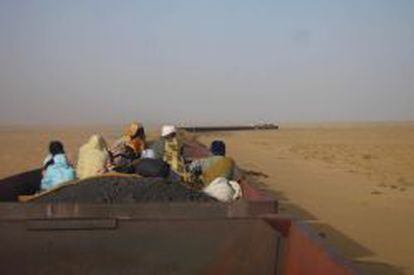 La forma m&aacute;s r&aacute;pida de atravesar Mauritania y cruzar el desierto del Sahara es este tren de mercanc&iacute;as.