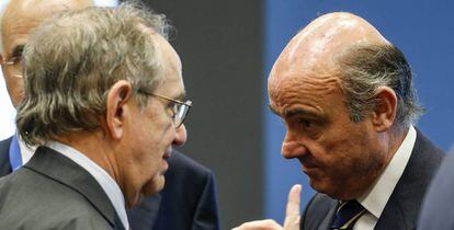El ministro de Economía de Italia, Pier Carlo Padoan, a la izquierda, charla con el ministro de Economía en funciones de España, Luis de Guindos