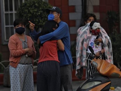 Habitantes de Ciudad de México salen de sus casas después de que sonara por error la alerta sísmica este sábado.
