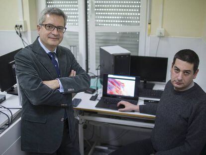Carlos León de Mora (izquierda) y Diego Larios muestran una de las imágenes hiperespectral de la carne en la Universidad de Sevilla.