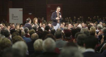 El secretario general del PSOE, Pedro S&aacute;nchez, durante la asamblea abierta a la ciudadan&iacute;a en la que ha participado en San Sebasti&aacute;n.