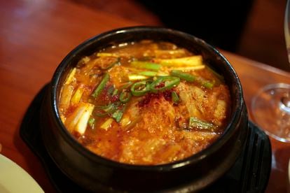 Yuk-gue-chang es una sopa picante de ternera y verduras que se toma en Sarang Bang.