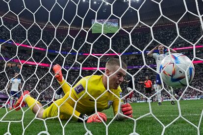  Jordan Pickford batido por Oliver Giroud tras un cabezazo del delantero francés. 