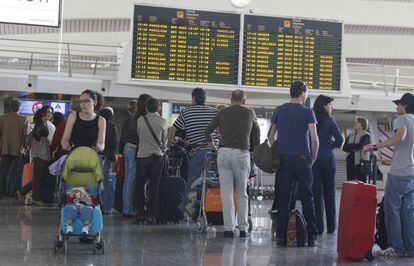 Usuarios en el aeropuerto de Loiu en Bilbao .
