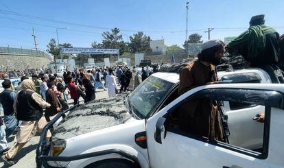 Talibanes vigilan las zonas cercanas al aeropuerto de Kabul, este lunes.