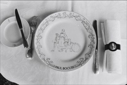 La vajilla que usaba en 1991 Paul Bocuse en su restaurante en Collonges-au-Mont d'Or (Lyon, Francia). Aunque nos hayan querido convencer de lo contrario, los platos realmente nunca desaparecieron |