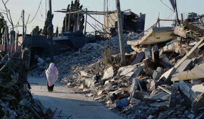 Una palestina camina entre los escombros en Beit Hanun, el 12 de agosto.