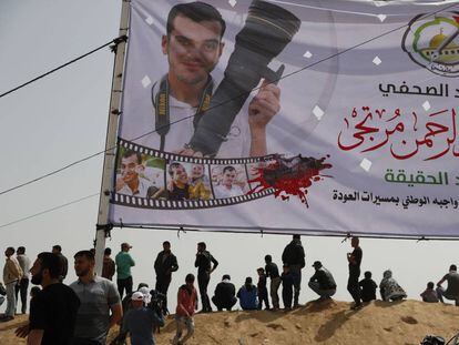 Manifestantes palestinos ante una pancarta de Yasir Murtaya en Jan Yunes, al sur de Gaza. 