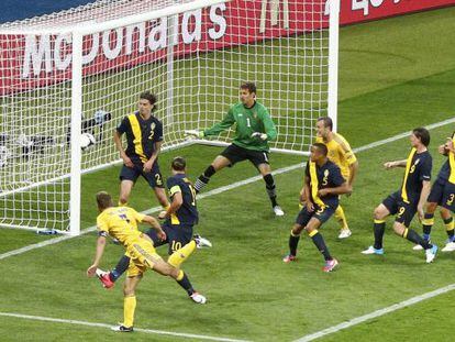 Shevchenko marca el gol del triunfo de Ucrania ante Suecia.