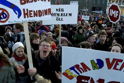 Ciudadanos islandeses se manifiestan  tras el colapso de la economía, en diciembre de 2008.