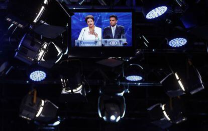 Dilma y Aécio en el primer debate de la segunda vuelta.