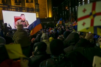 Al menos 15.000 georgianos se reunieron el viernes en Tiflis para escuchar un discurso en directo del presidente ucranio, Volodímir Zelenski.
