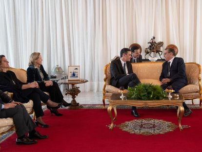 El primer ministro de Marruecos, Aziz Akhannouch (der.), se reúne con el primer ministro español, Pedro Sánchez, a su llegada a Rabat, este miércoles.