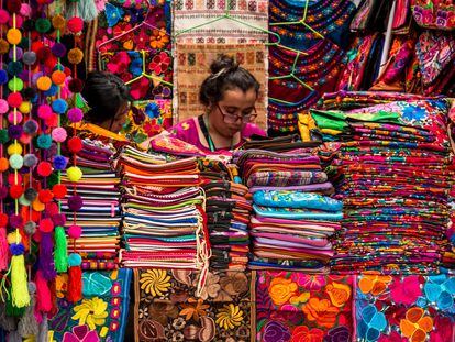 Puesto con tejidos mexicanos en un mercado de Ciudad de México.