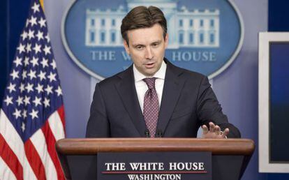 El portavoz de Obama, Josh Earnest.