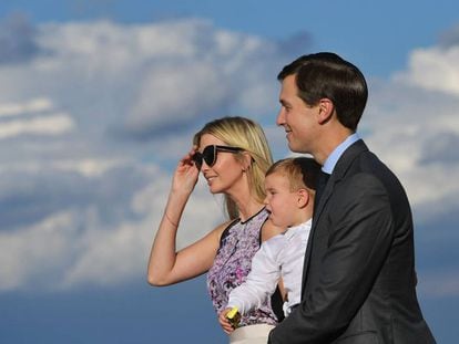 Ivanka Trump y Jared Kushner, con su hijo, el pasado viernes