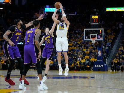 Klay Thompson tira frente a una doble marca de los Lakers.