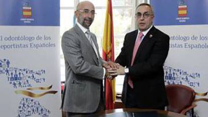 Ernesto Colman, a la izquierda, junto al entonces presidente del Comité Olímpico Español, Alejandro Blanco, durante la firma de un convenio, en una imagen de archivo.