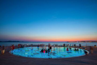 A partir de los consejos y comentarios de sus expertos viajeros, Lonely Planet ha seleccionado, como cada año, los mejores destinos para viajar en Europa durante 2016. Un top 10 que mezcla regiones que empiezan a suscitar el interés de los viajeros, lugares que celebran algún acontecimiento especial o, simplemente, rincones que descubrir antes de que lo haga el turismo masivo, como la ciudad de Zadar (en la foto, instalación 'Greeting to the Sun', del arquitecto Nikola Basic), al norte de la costa de Dalmacia (Croacia).