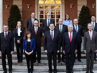 El primer Gabinete del Gobierno de Mariano Rajoy posa ante los medios el 23  de diciembre de 2011.