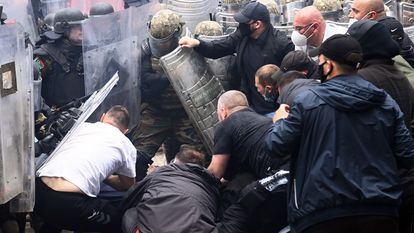 Choque entre los manifestantes de la minoría serbokosovar y soldados.