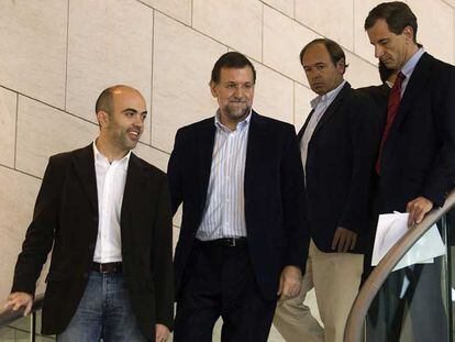 Mariano Rajoy y el líder del PP en Cataluña, Daniel Sirera, a su izquierda, ayer en Barcelona.
