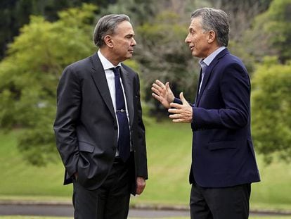 El presidente argentino Mauricio Macri habla con Miguel Ángel Pichetto, su candidato a vicepresidente.