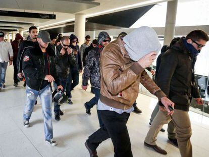 Agents dels Mossos a la Ciutat de la Justícia després de la declaració d'un d'ells pel 'cas Raval'.