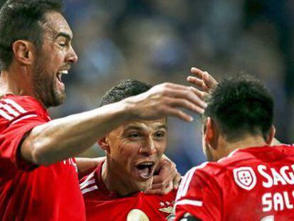 Lima es felicitado por Samaris y Salvio tras marcar el primer gol al Porto.