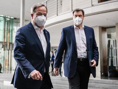 El líder de la CDU, Armin Laschet (izquierda), y el jefe de la CSU, Markus Söder, este domingo a su llegada a una reunión en Berlín.
