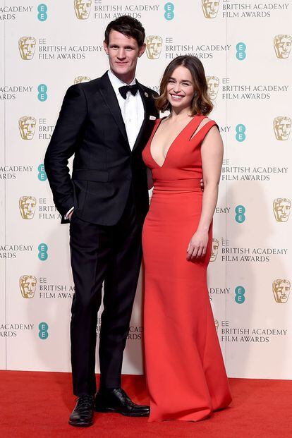 Emilia Clarke, acompañada por Matt Smith, luciendo escotazo. El vestido es de Victoria Beckham.