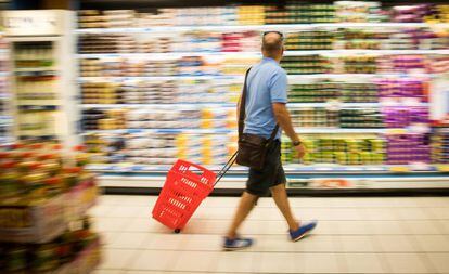 Un cliente en un supermercado de Santiago de Compostela.