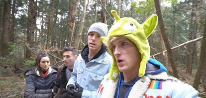 El youtuber Logan Paul (derecha) junto a tres amigos en el bosque Aokigahara, en Japón.