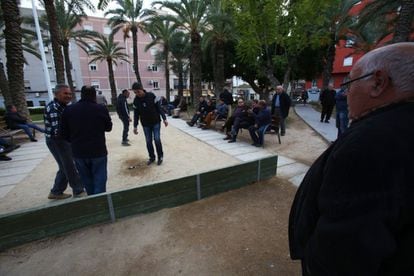 Entre la plaza de Barcelona y la del 1 de Mayo, se extiende un barrio obrero que brotó en los años sesenta del siglo XX. En la foto, un grupo de personas juegen al 'caliche' en la Plaza 1 de Mayo, en el barrio de Carrús.
