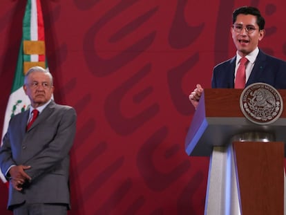 Andrés Manuel López Obrador en compañía de Roberto Velasco, director general para América del Norte de Cancillería, durante una conferencia el 22 de octubre.