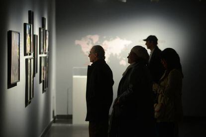 Los visitantes observan fotograf&iacute;as de los viajes de Borges y Kodama.