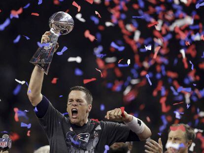 Brady alza el trofeo Vince Lombardi tras vencer a los Atlanta Falcons