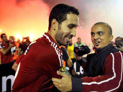 El jugador del club egipcio Al Ahly, Mohamed Aboutrika con un aficionado despu&eacute;s de ganar los Orlando Pirates de Sud&aacute;frica, en el estadio Arab Contractors de El Cairo, Egipto.