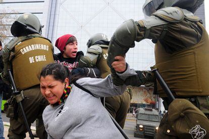 Carabineros de Chile detienen a dos jóvenes ayer en Santiago