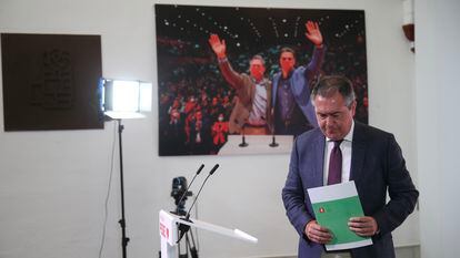 El secretario general del PSOE de Andalucía, Juan Espadas, tras ofrecer una rueda de prensa en la sede regional del partido.