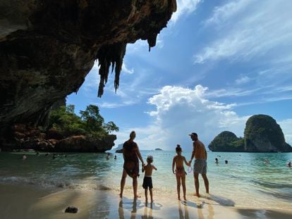 Adrián Rodríguez y Gosi Bendrat, autores del blog Mola Viajar, y sus dos hijos, en una playa del sur de Tailandia.
