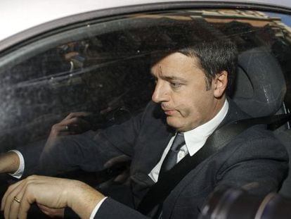 El secretario del PD, Matteo Renzi, abandona el Palacio de Chigi tras reunirse con Enrico Letta, en Roma.