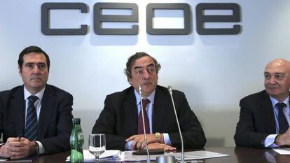 El presidente de CEOE, Juan Rosell, junto al vicepresidente, Jos&eacute; Mar&iacute;a Lacasa (derecha), y el presidente de CEPYME, Antonio Garamendi 